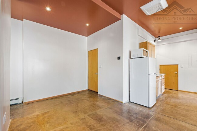 Building Photo - Bright Midtown Studio Loft