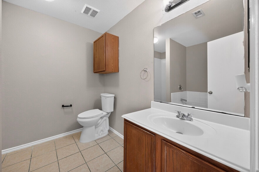 Building Photo - 1432 Oak Hollow Ln