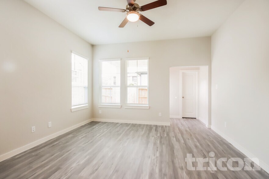 Building Photo - 9835 Willow Creek Commerce Dr