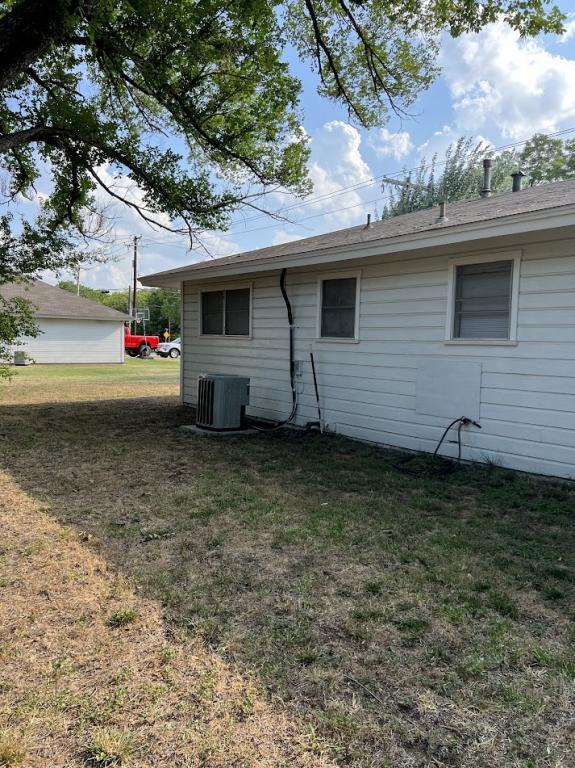 Building Photo - 312 N Ave B