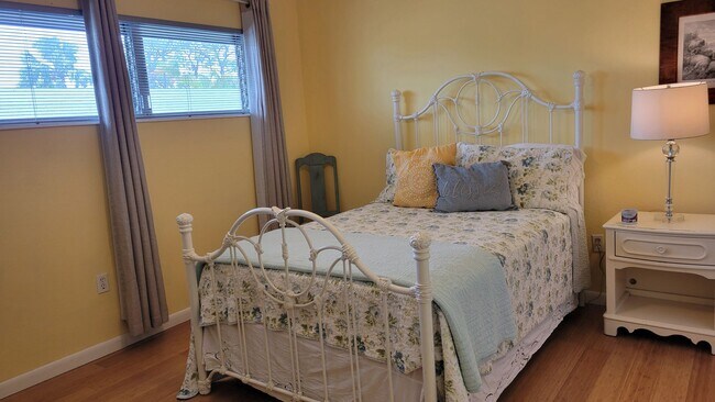 Building Photo - Annual Turnkey furnished renovated 1/1 dow...