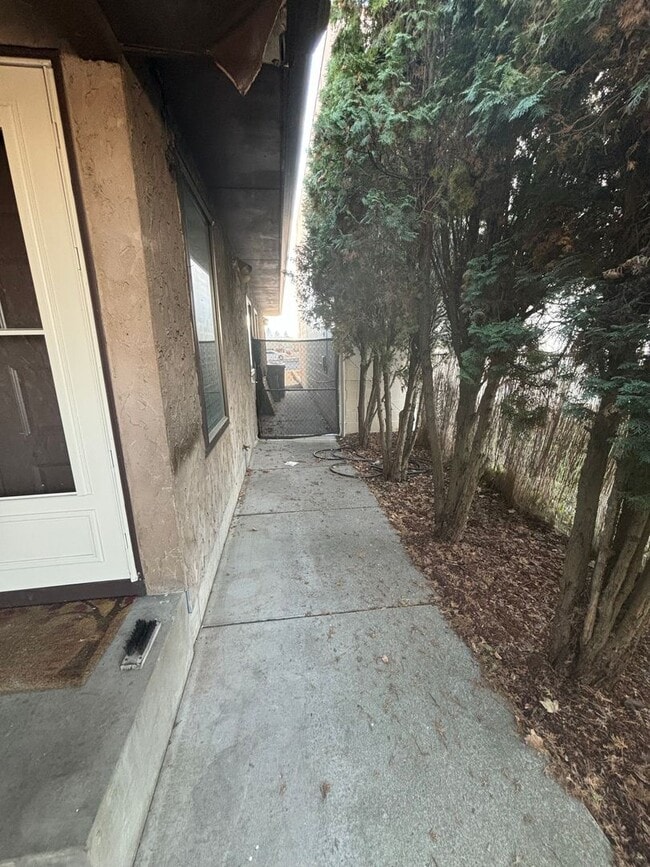 Building Photo - Remodeled Midtown Apartment (APP#244)