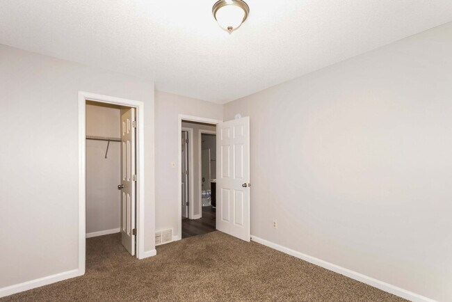 Building Photo - 8445 Clubview Dr