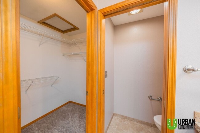 Building Photo - Spacious 4 bedroom and 3 bathroom house fo...