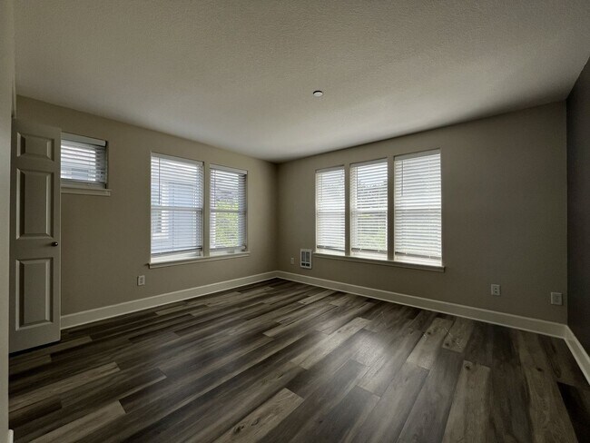 Building Photo - Incredible SE Hazelwood 2 Bedroom + 1 Bathroom Condo w/ included Garage and Washer & Dryer!!