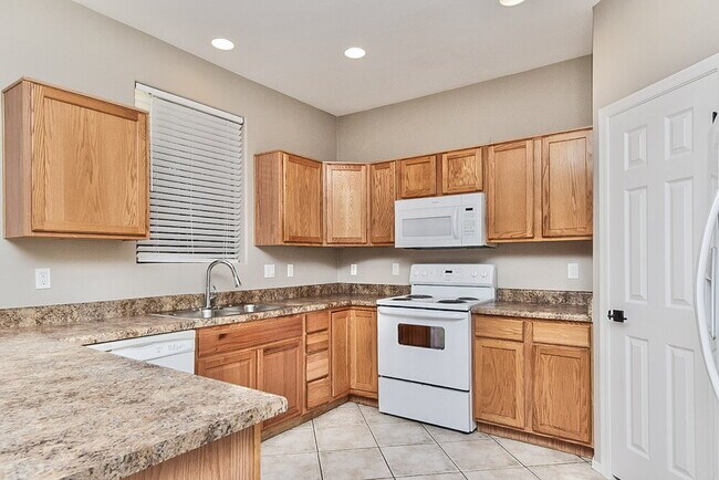 Building Photo - 472 East Placita Amuleto