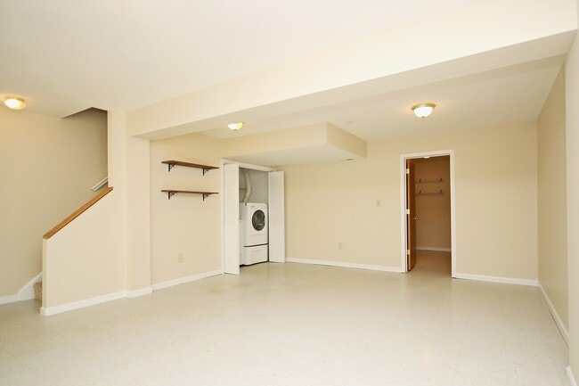 Building Photo - Pet Friendly Stonehenge Townhome With Base...