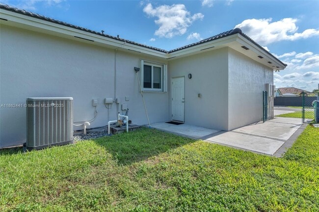 Building Photo - 6402 SW 93rd Pl
