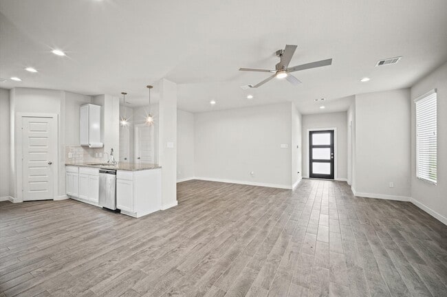 Building Photo - 144 Shining Pt Dr