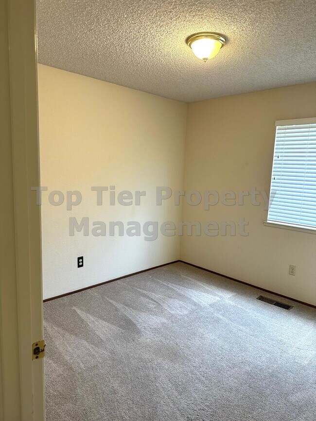 Building Photo - Spacious 4 Bed/2 Bath /1,970 square foot h...