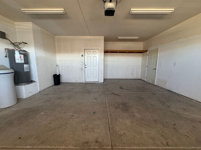 Building Photo - 3br 2ba Home with Garage and Yard near Rot...