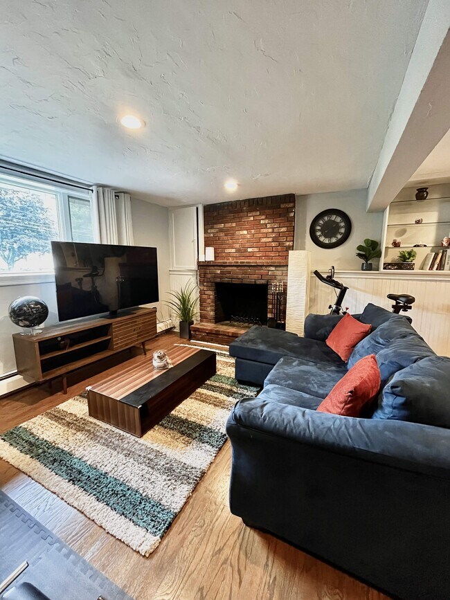 Building Photo - 6 Larson Cir
