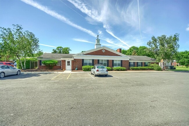 Building Photo - 12 Brook Dr