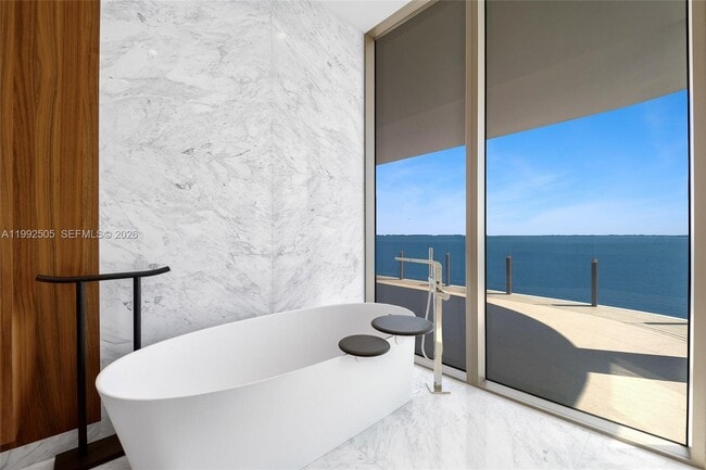 Building Photo - 5 Grove Isle Dr