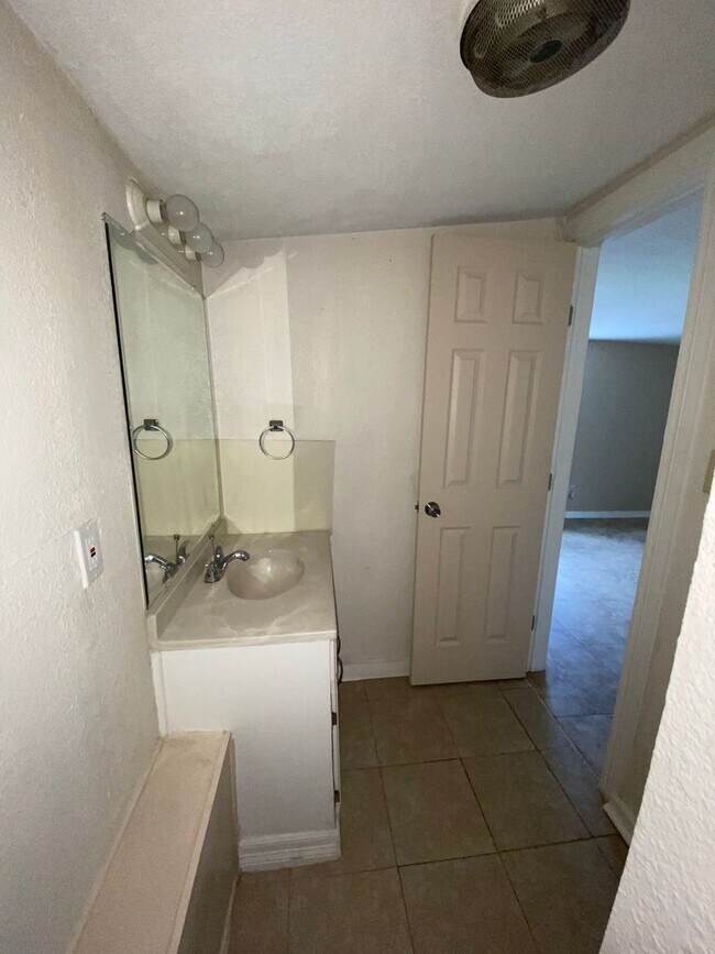 Building Photo - 2 Bed 1 Bath in the University Add Near Pa...