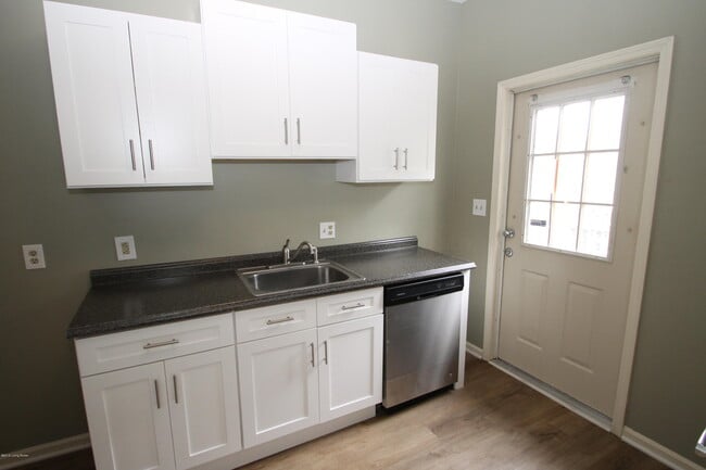 Building Photo - 2914 Frankfort Ave
