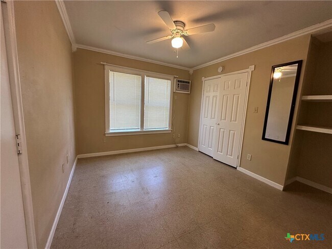Building Photo - 908 Pecan St