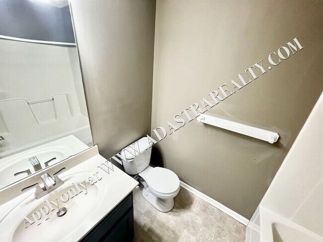 Building Photo - Spacious Shawnee Townhome 3 Bed/3 Bath-Com...