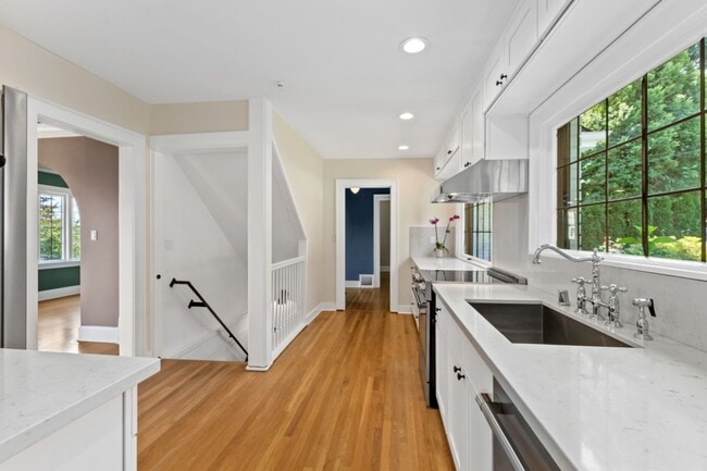 Building Photo - 4Bd/1.75Ba Seattle House