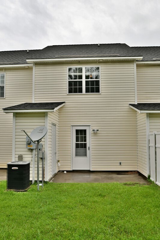 Building Photo - 104 Streamwood Dr