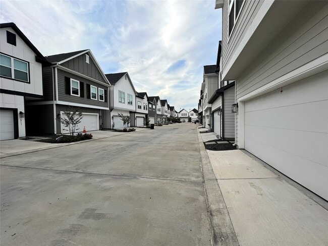 Building Photo - 6712 Parker Oaks Ln