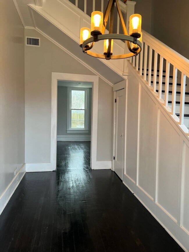 Building Photo - 4 Bed 2 Bath LARGE Home FOR RENT