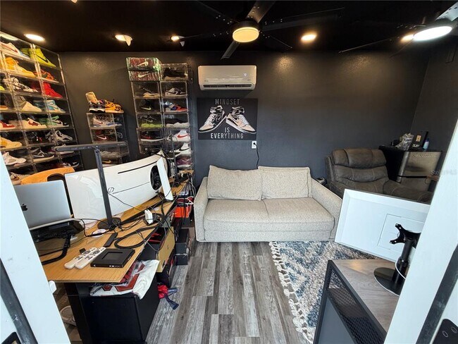 Building Photo - 305 Michigan Pl