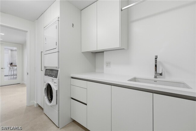 Building Photo - 8665 Bay Colony Dr