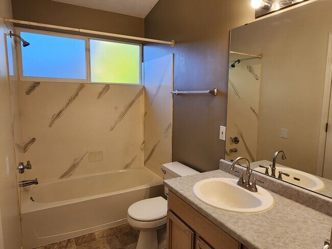 Building Photo - 3 Bd 2 Bath Home with Office