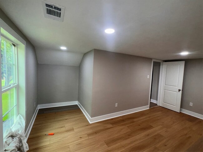 Building Photo - 906 Llano St