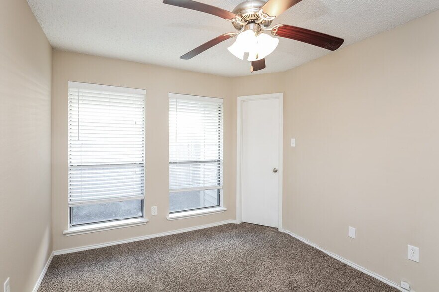 Building Photo - 406 Kalmia Dr