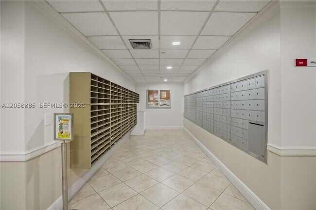 Building Photo - 3200 Port Royale Dr N