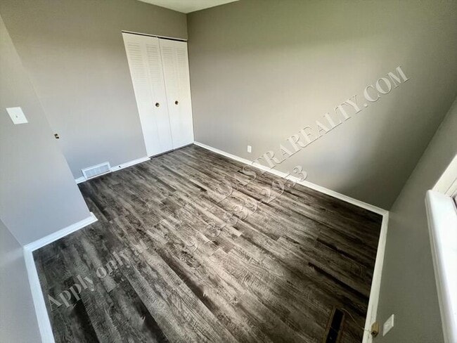 Building Photo - Awesome 2 Bedroom Duplex in Overland Park-...