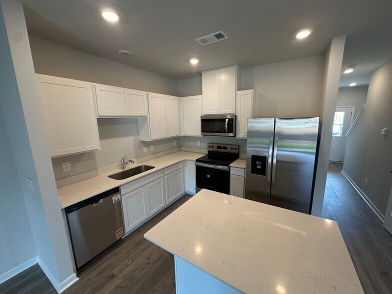 Building Photo - 812 Quinn Dr