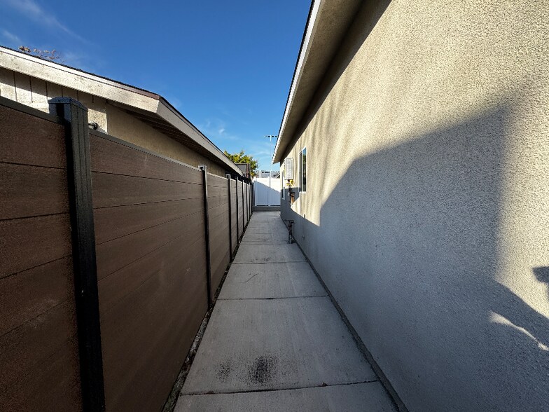 Building Photo - 1486 W 7th St