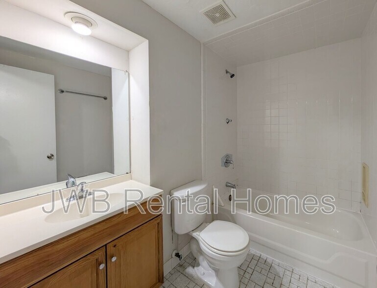 Building Photo - 2630B Gifford Ave