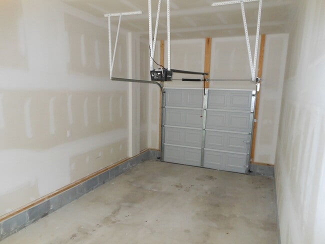 Building Photo - Spacious Duplex close to schools and shopping.