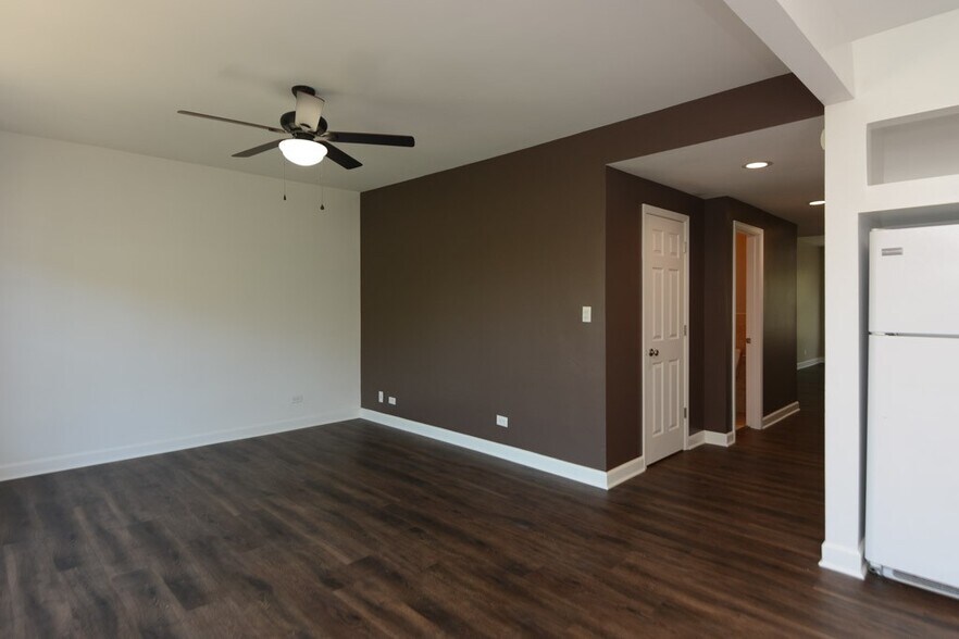 Building Photo - 5208 N Sawyer Ave