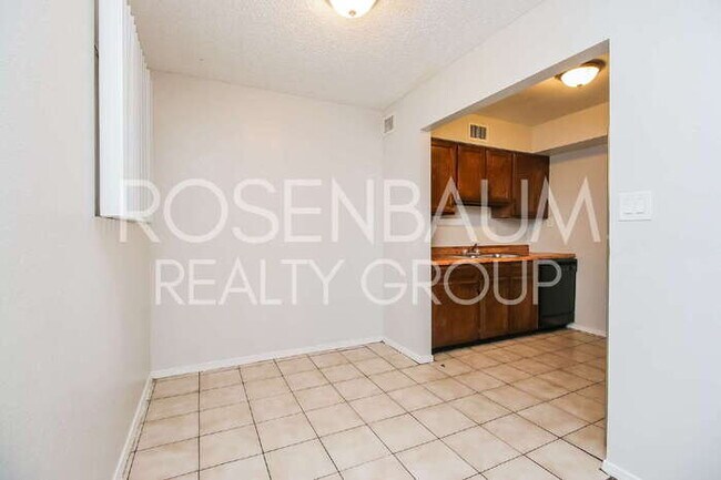 Building Photo - 1050 W University Dr