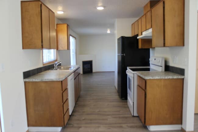 Building Photo - 4 BR, 2 1/2 BA home with fenced yard in qu...