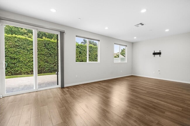 Building Photo - Modern Luxury 4-Bedroom 3-Bathroom Home wi...
