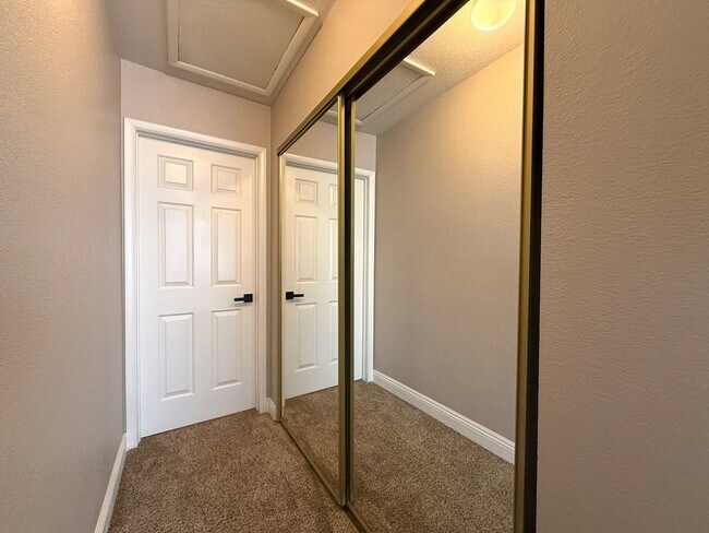 Building Photo - 2bedroom Townhouse near Wigwam Pkwy and Eastern ready for immediate move in!