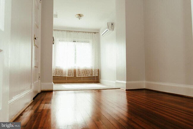 Building Photo - 636 Kenyon St NW