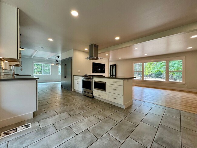 Building Photo - 5780 Stanley Dr