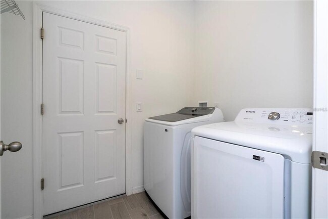 Building Photo - 2337 Treasure Hill St