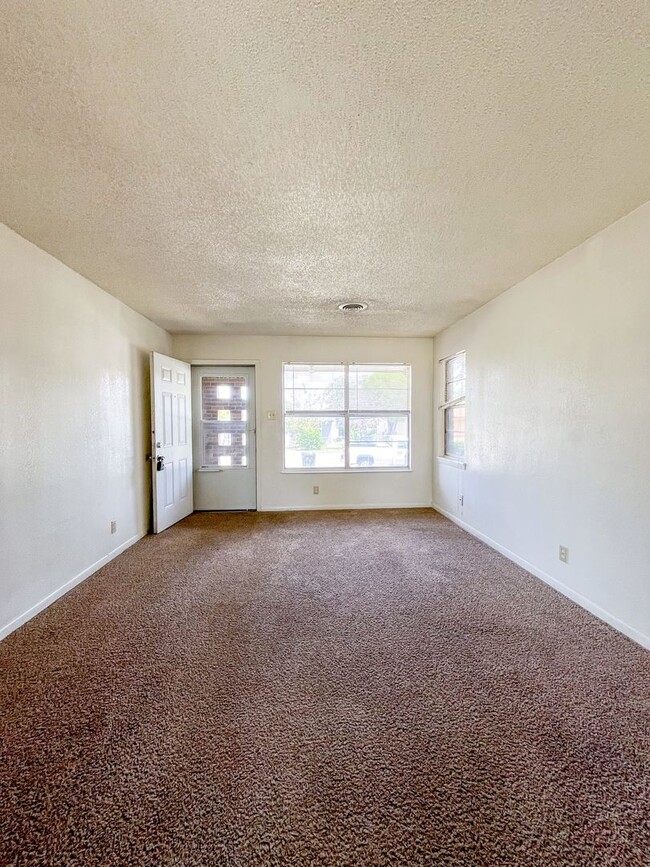 Building Photo - Available NOW!!!! Gorgeous 3 bedroom, 1 ba...