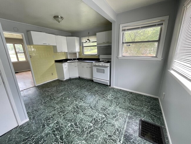 Building Photo - 904 Oakley Ave