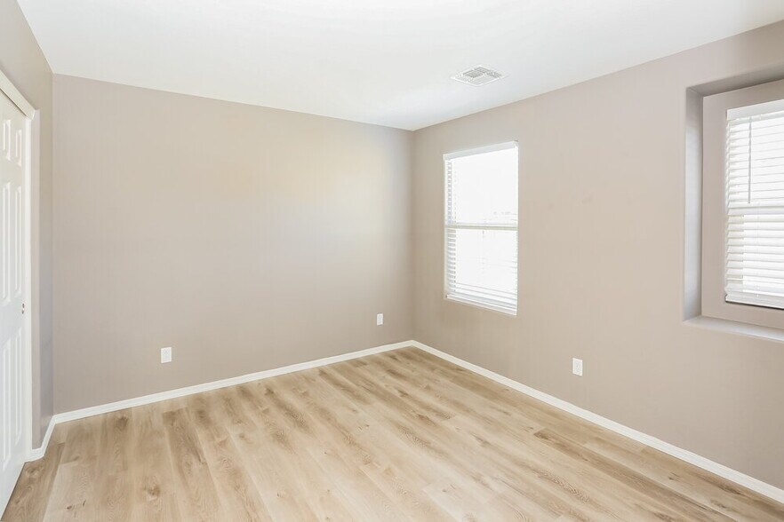 Building Photo - 16417 W Latham St