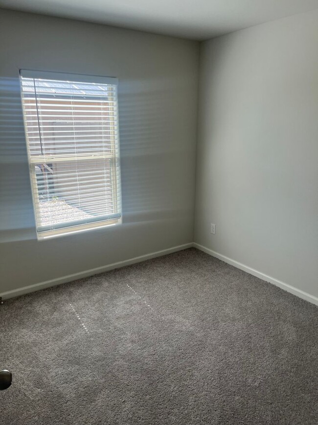 Building Photo - 2 weeks free rent with approved applicatio...