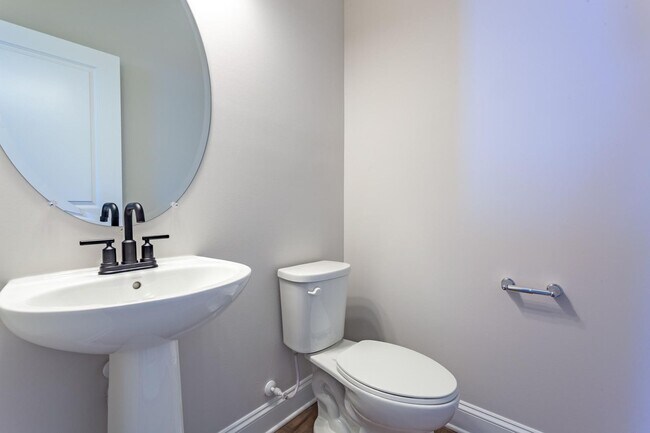 Building Photo - BEAUTIFUL TOWNHOME WITH COMMUNITY POOL